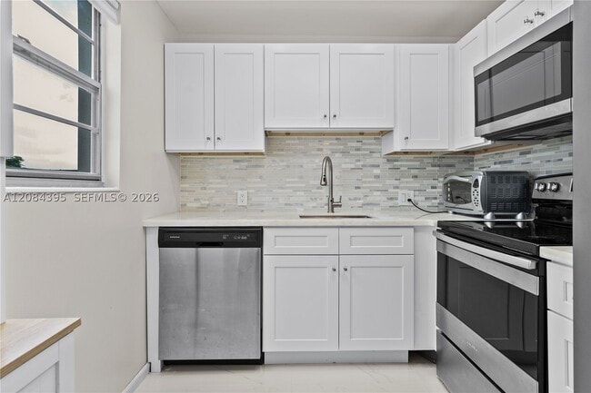 Building Photo - 523 Fanshaw N