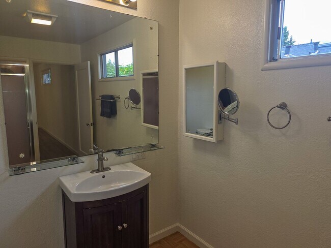 Building Photo - Charming Duplex Style 1 Bedroom 1 Bathroom Menlo Park Bungalow!