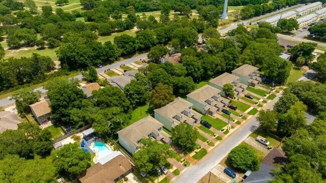 Building Photo - Move in ready Townhome in Fort Walton Beach close to Eglin AFB!