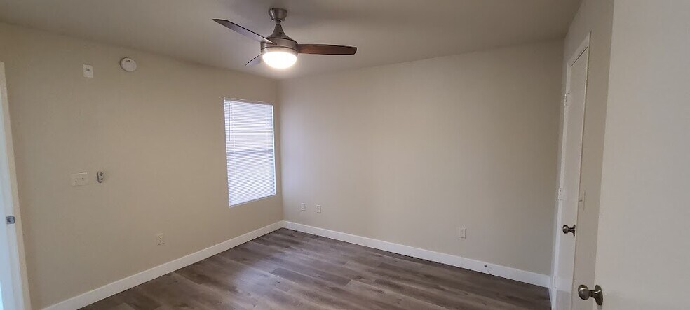 Building Photo - 555 E Silverado Ranch Blvd