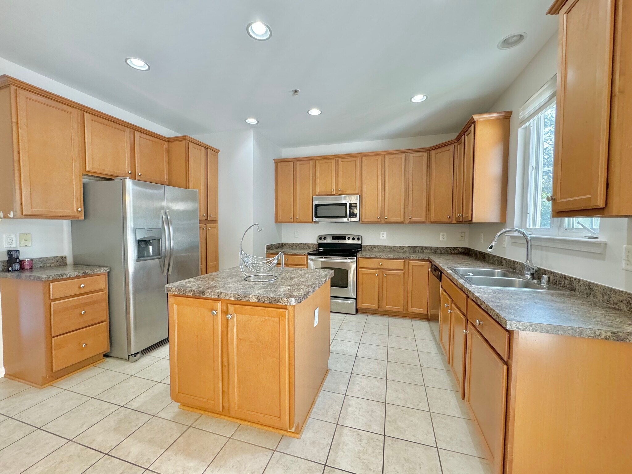 Kitchen - 25530 Joy Ln