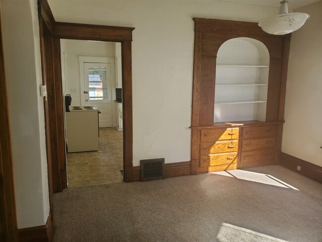Building Photo - 383 Maple Ave