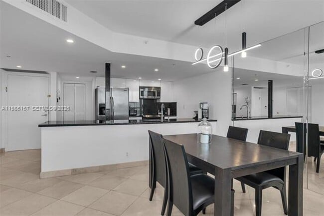 Building Photo - 1717 N Bayshore Dr