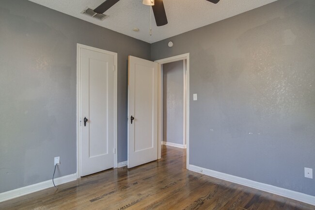 Building Photo - Pre-Leasing for Fall 2025 - Cute 2 Bedroom...