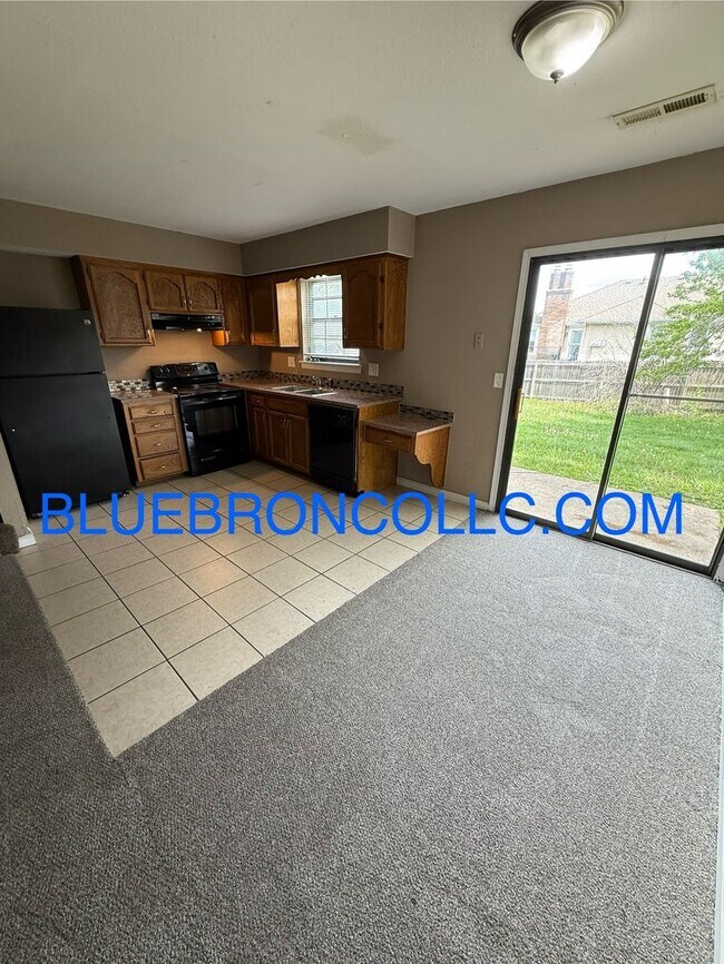 Building Photo - 2 bedroom 1.5 bath with attached garage, G...