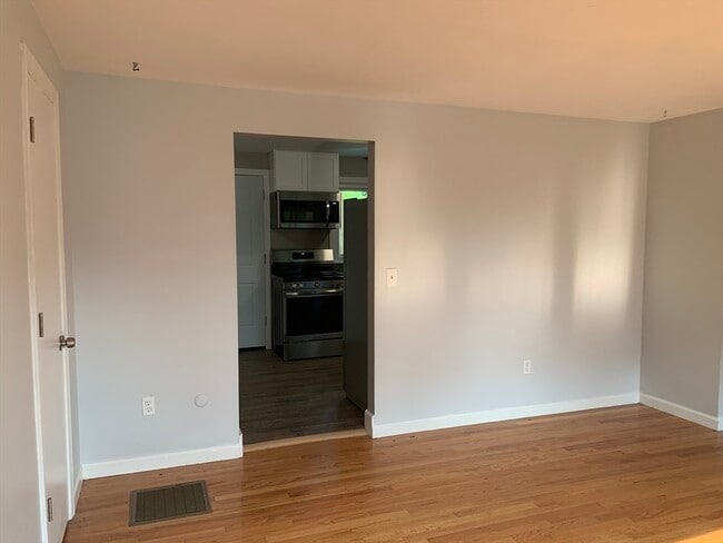 Building Photo - 39 Day St