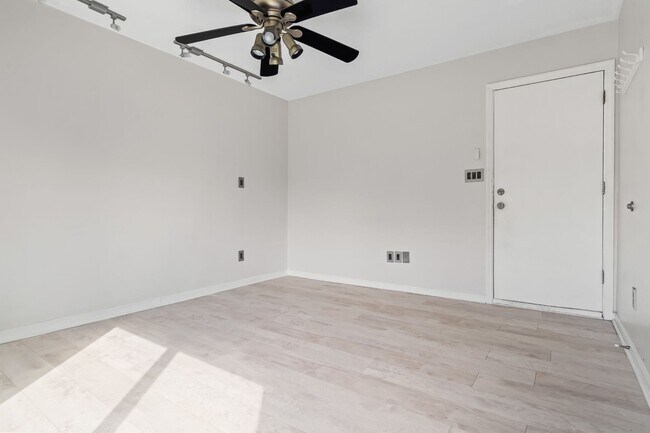 Building Photo - Charming 3BR with Fenced Yard