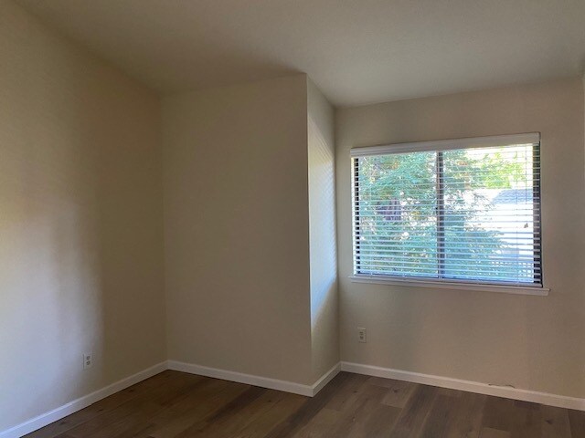 Building Photo - 1507 Woodlake Dr