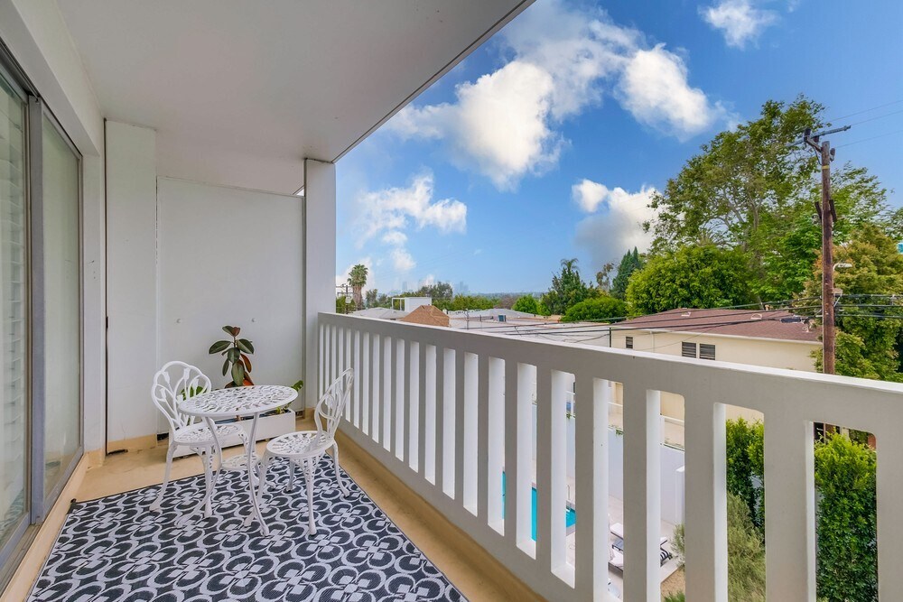 Building Photo - 999 N Doheny Dr