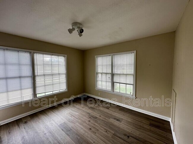 Building Photo - 2225 Pine Ave