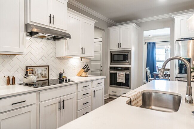 Building Photo - 156 Lakeview Dr