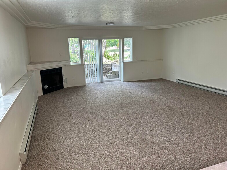 Unit 4 family room - 220 E Mission Ave