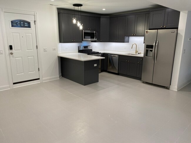 Building Photo - 1114 N Hoyne Ave