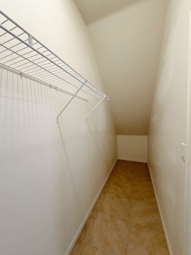 Building Photo - 6983 Cottage Vis Ave