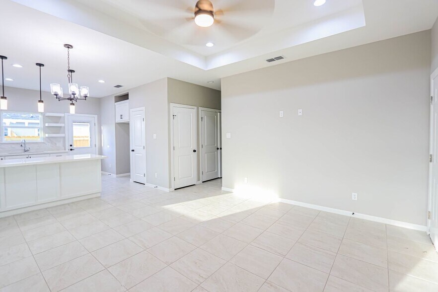 Building Photo - 918 N Blair Ave