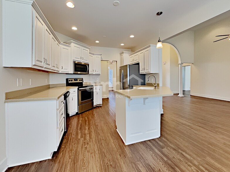 Building Photo - 305 Fernwood Ln