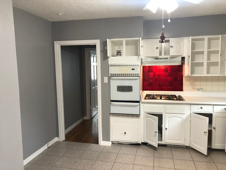 Building Photo - 136 W Ridgewood Ct