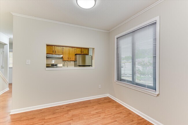 Building Photo - 208 W Buena Vista Ave