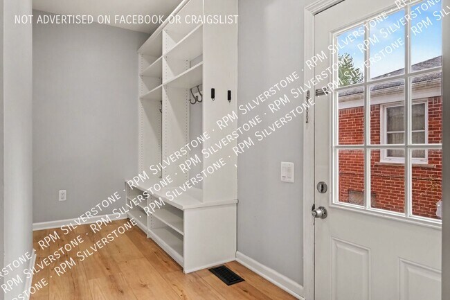 Building Photo - 829 N Dorchester Ave