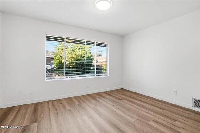 Building Photo - 6408 E Butte St