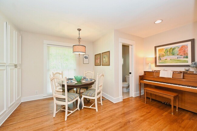 Building Photo - **RARE BRENTWOOD FIND, A MASTERCLASS IN ELEGANT SOUTHERN DESIGN**