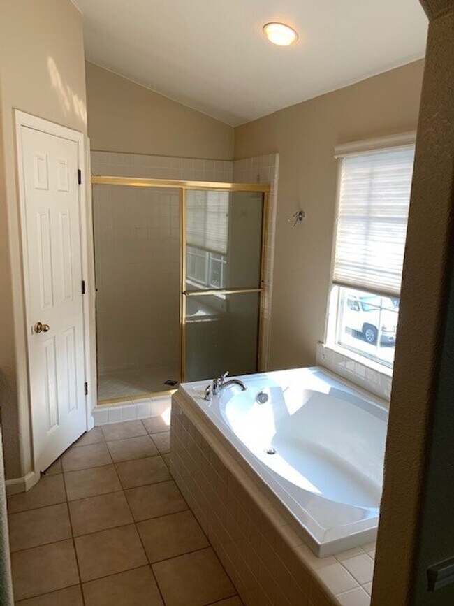 Building Photo - 5 Bedroom 3 Bath Home Available NOW!