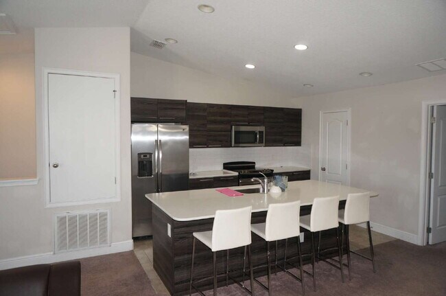 Building Photo - Charming 2-Bed, 2-Bath Townhouse Retreat i...
