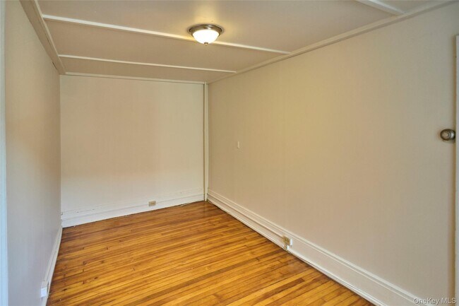 Building Photo - 457 Main St