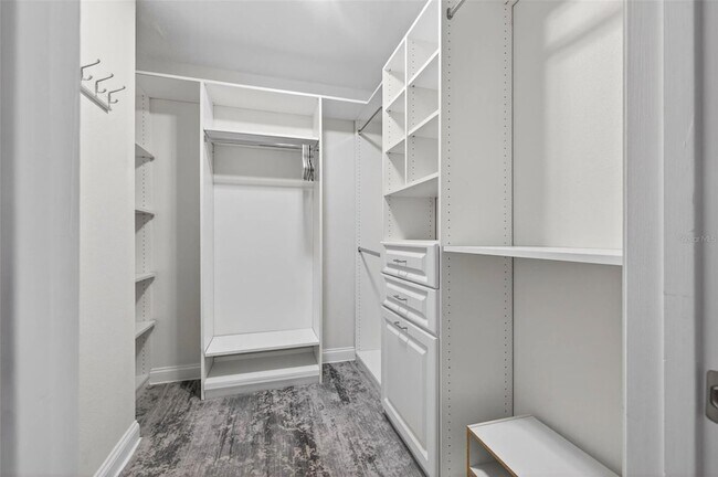 Building Photo - 922 N Shore Dr NE