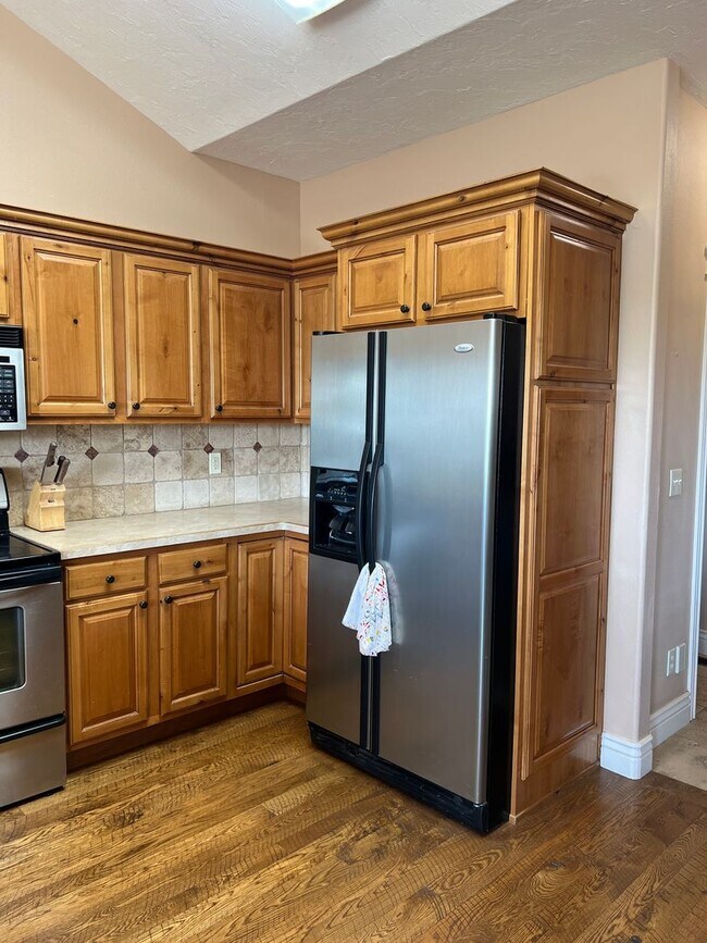 Building Photo - Stunning 5-Bed, 3.5-Bath Twin Home on the Rexburg Hill | Flexible Lease Options Available!