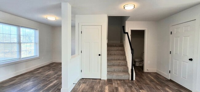 Building Photo - 3 Bedroom 2.5 Bathroom Available in Elizab...