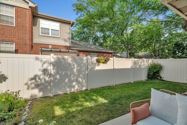 Building Photo - 18568 W Point Dr