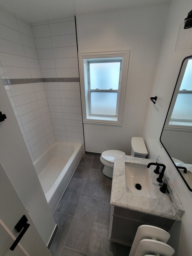 Building Photo - 6418 N Richmond St