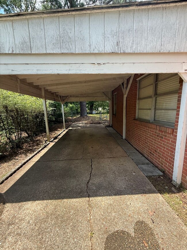 Building Photo - ** 3 Bed 1 Bath located in Grove Hill Estates ** Call 334-366-9198 to schedule a self tour