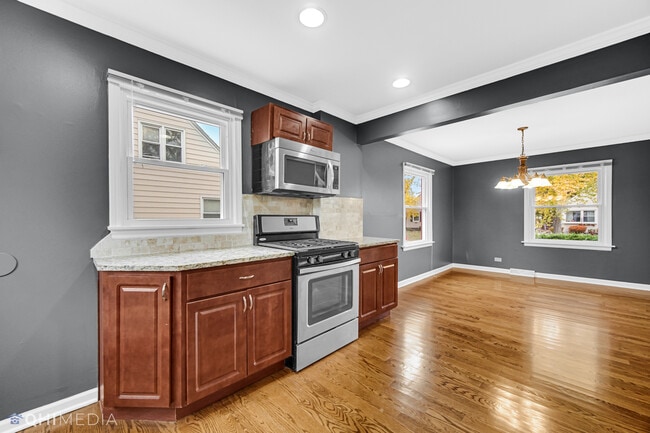 Building Photo - 6661 Glenview Dr