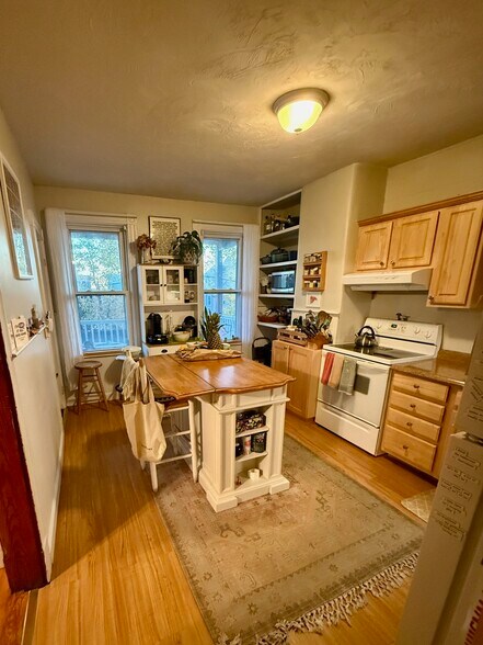 Building Photo - 931 E 4th St