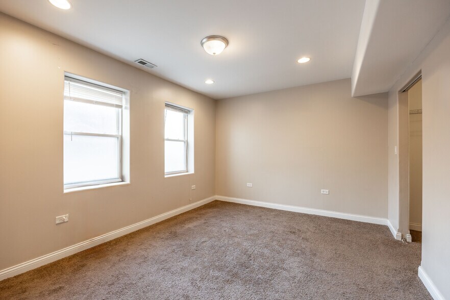 Building Photo - 3444 W Schubert Ave