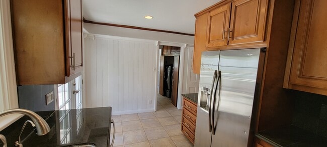 Building Photo - 661 Warner Ave