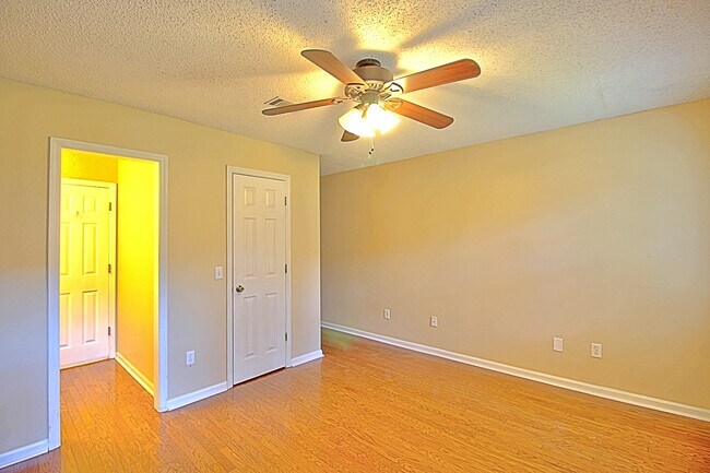 Building Photo - 948 Wedgewood Way