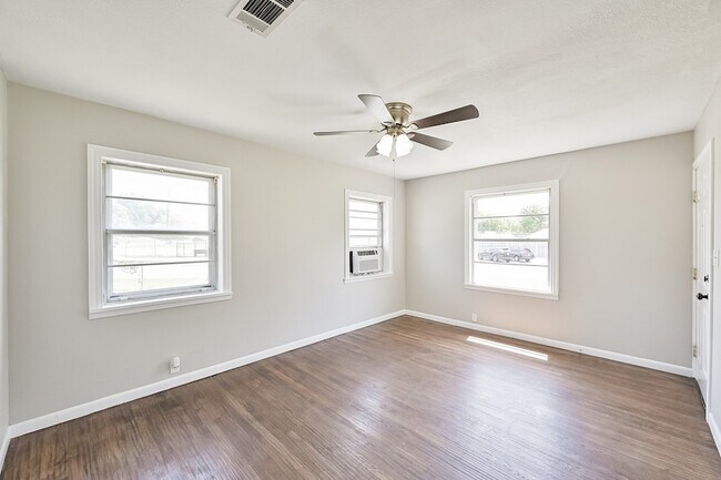 Building Photo - 1501 Greenbrier Dr
