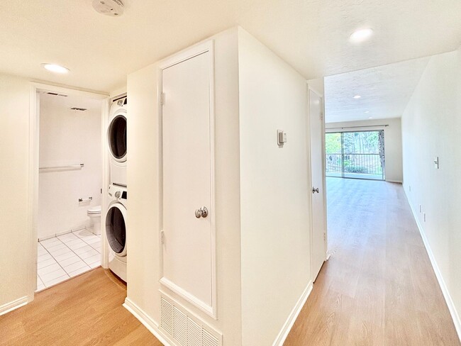 Building Photo - Bright 2 Bed 2 Bath | Surfside Community |...