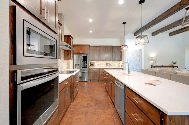 Building Photo - Spacious 4-Bed Oasis at this Canyon Lake Gem!