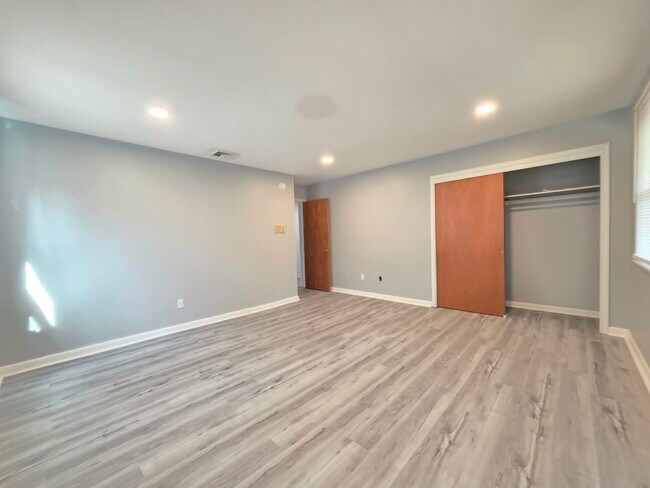 Building Photo - 8241 Robin Hood Dr