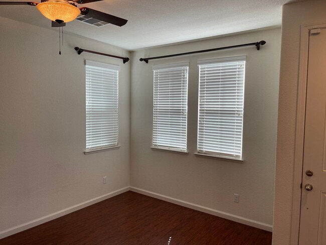 Building Photo - MODERN NEWER 3 BEDROOM 2 STORY FAIRFIELD *...