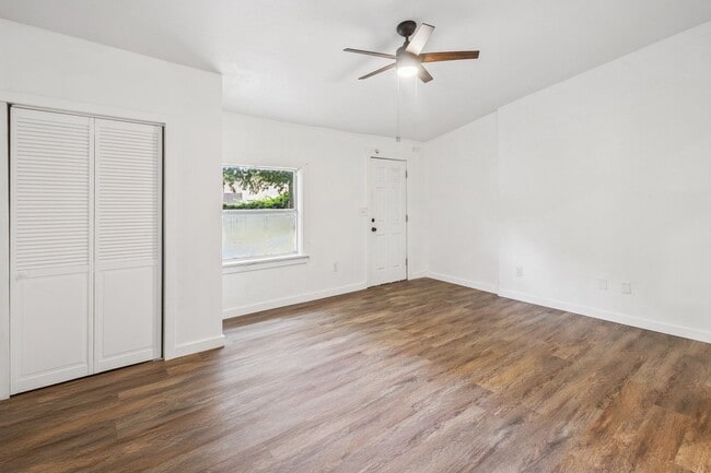 Building Photo - Remodeled 3/2 in the Neon Quarter!