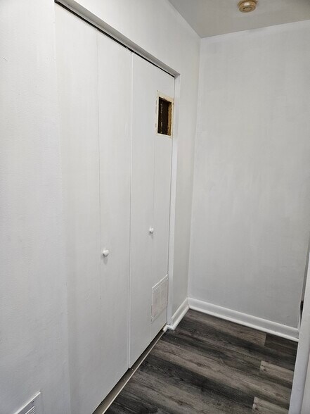 Building Photo - 806 W Oak Ln