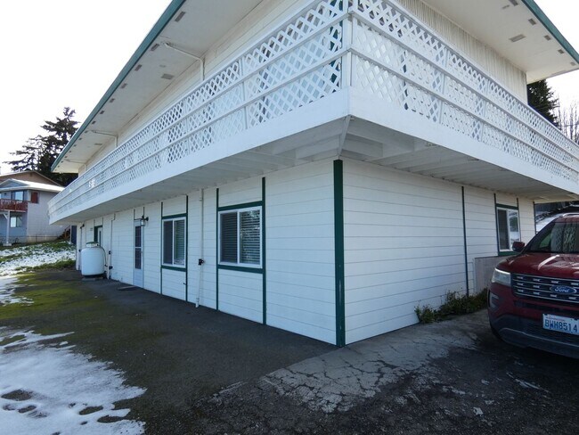 Building Photo - **Spacious Duplex** Lower Level