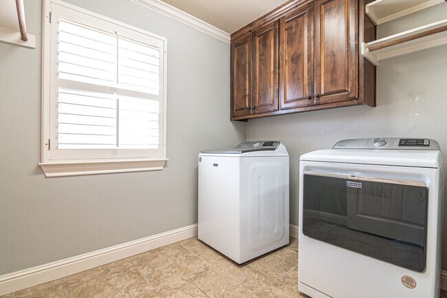 Building Photo - 5914 Llano Ct