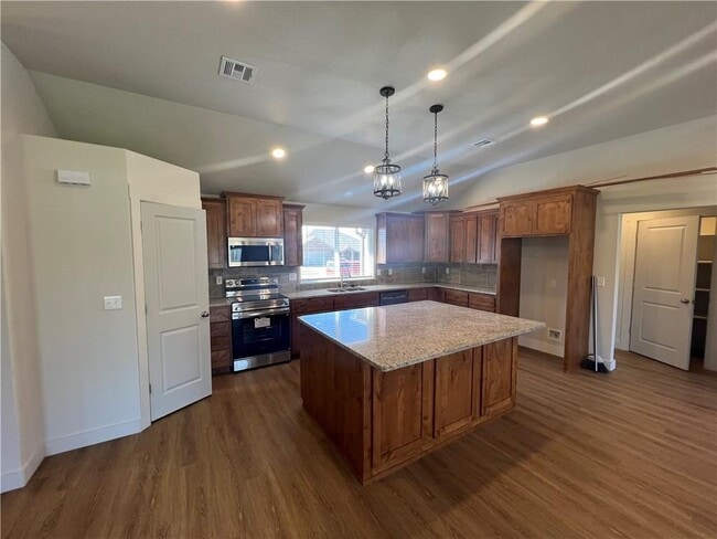 Building Photo - 662 White Oak St