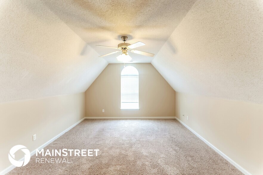 Building Photo - 2588 Pyramid Dr